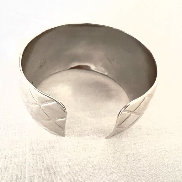 Silver Tone Etched Diamond Pattern Cuff Bracelet Size Medium - Picture 4 of 5